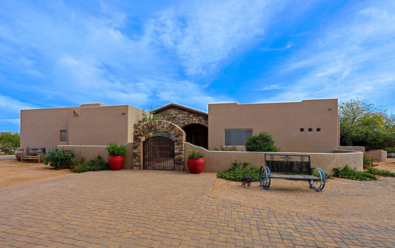 Exceptional 5 Acre Estate with a Designer Barn - photo 30