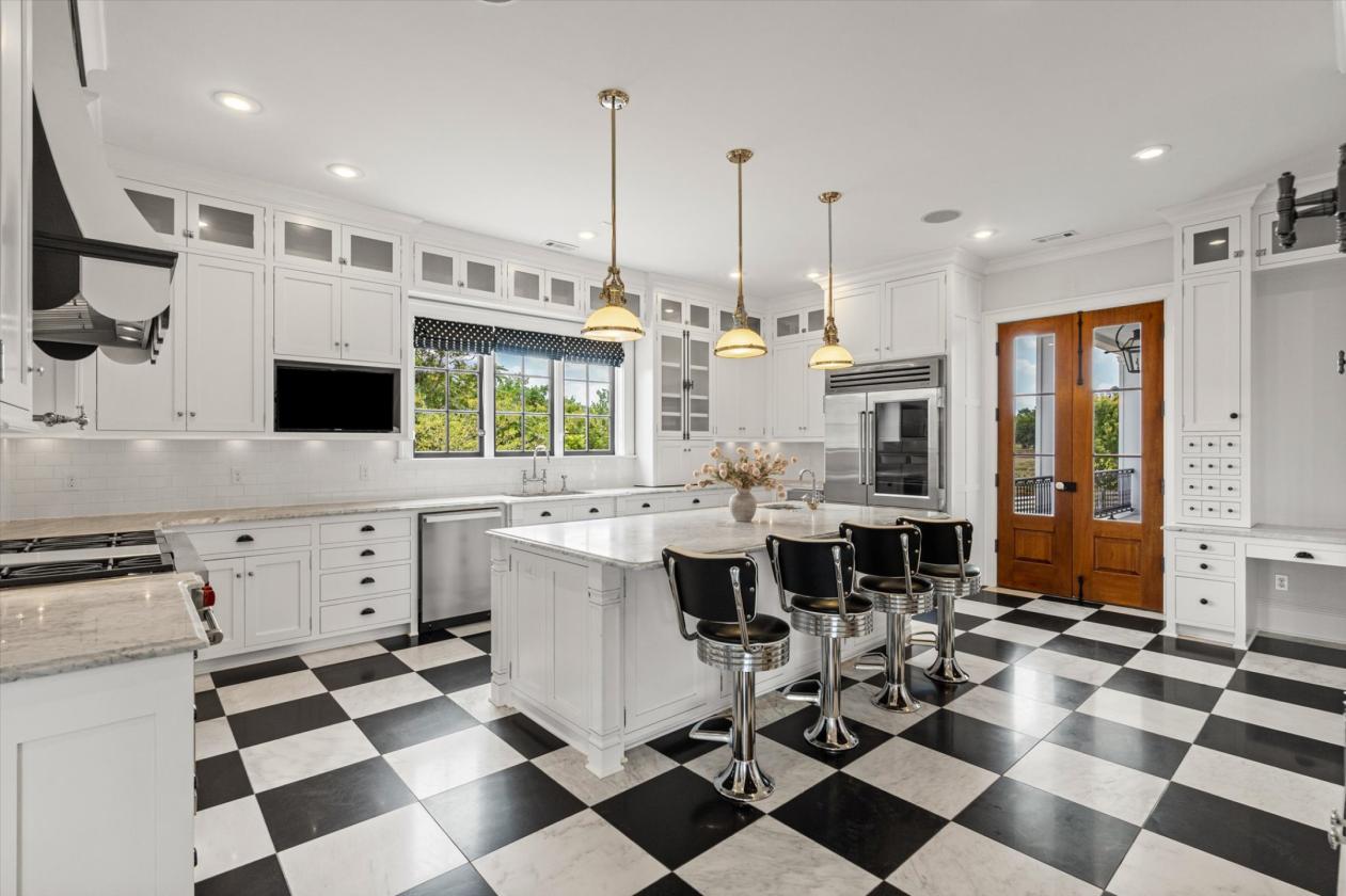 Luxury Lake Front Estate w/ Indoor & Outdoor Arena - photo 15