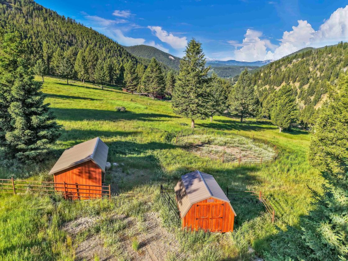 Mountain cabin with pasture and views - photo 26