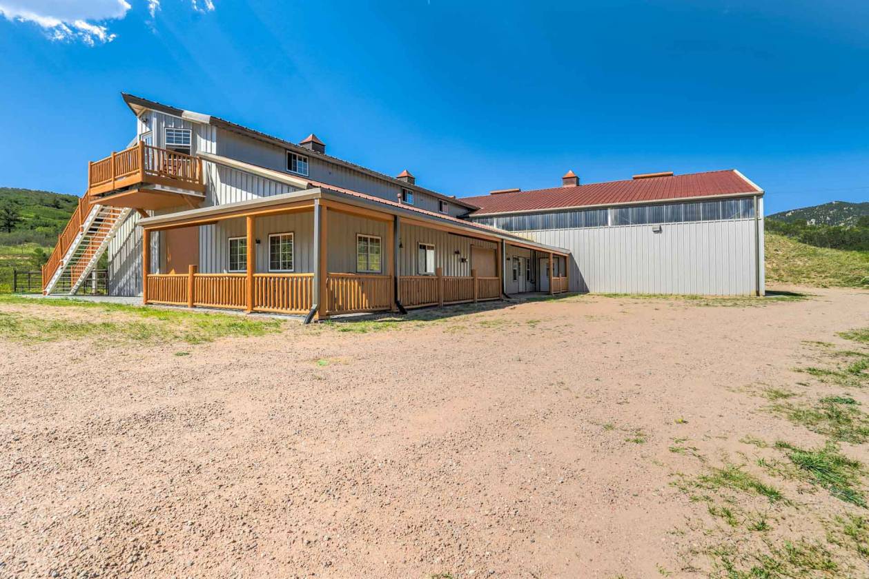 Equestrian Estate with Luxury Contemporary Home & Indoor Riding Arena - photo 26