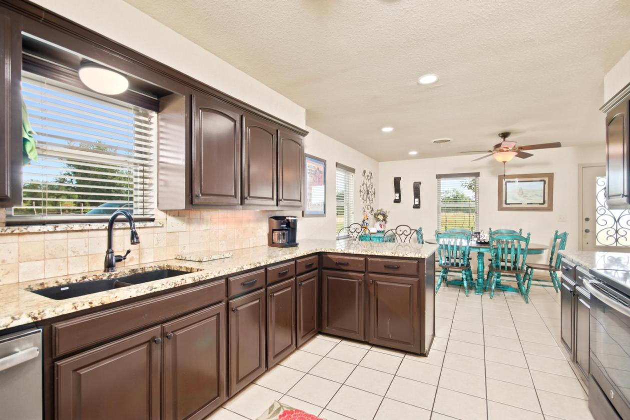 West Texas paradise with pool, barn & arena! - photo 9
