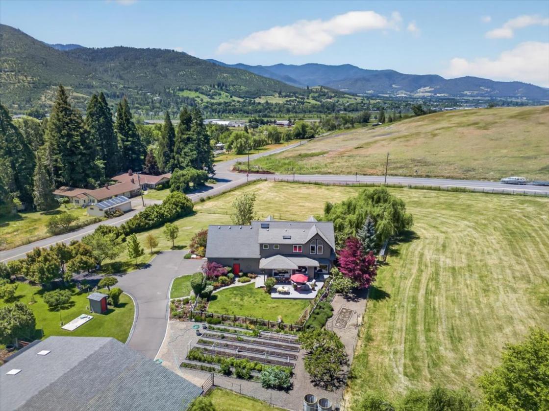 Country living close to Downtown Ashland - photo 4