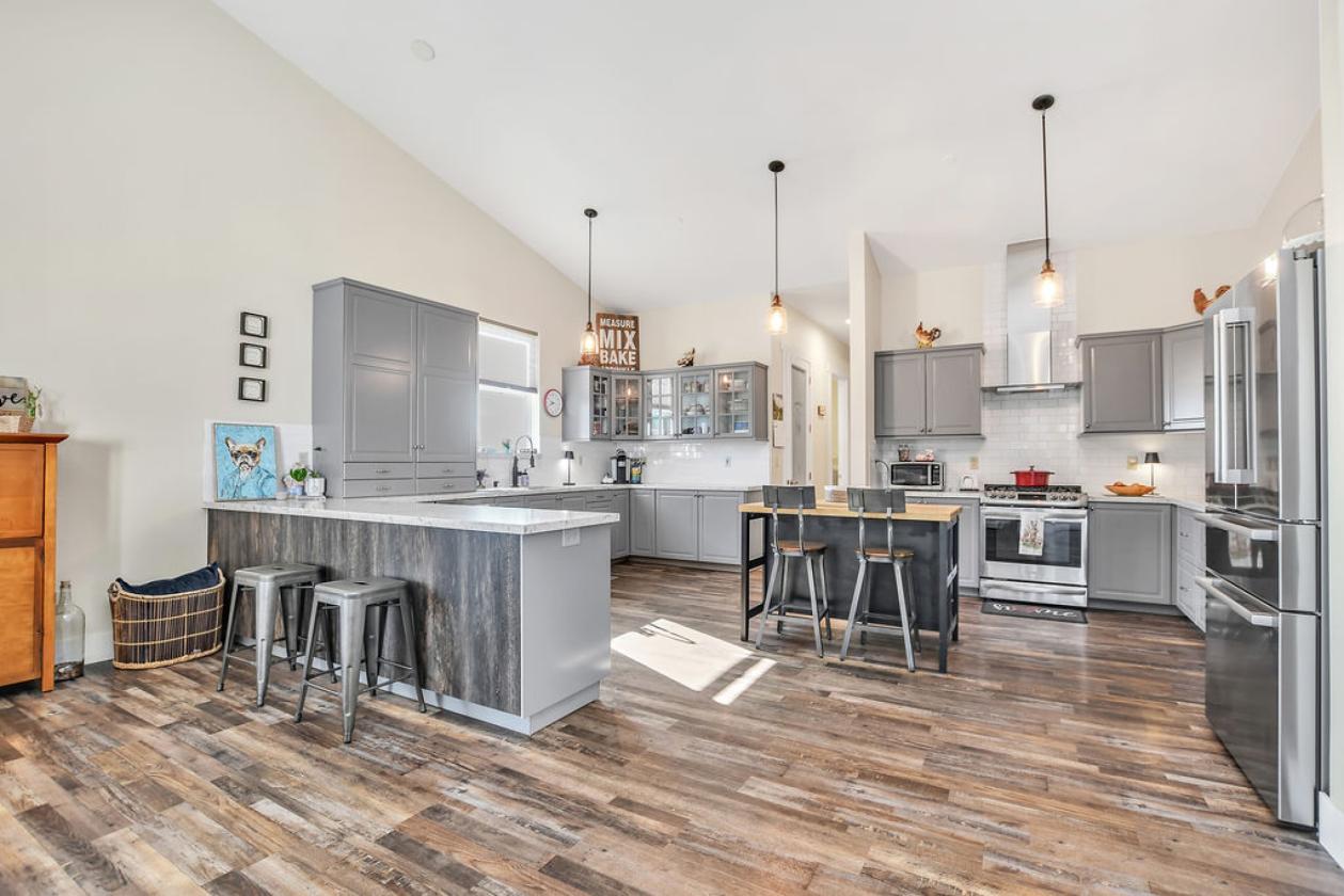 Newer custom single-story home - photo 4