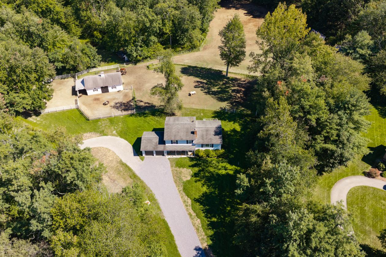 Impeccably kept horse property w/central location - photo 2