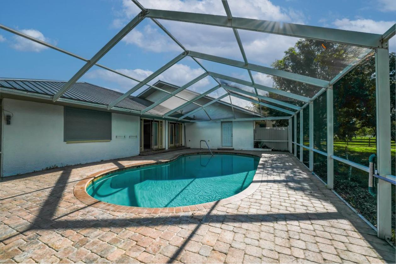 Rural LARGE pool home with inlaw suite and Acreage - photo 8