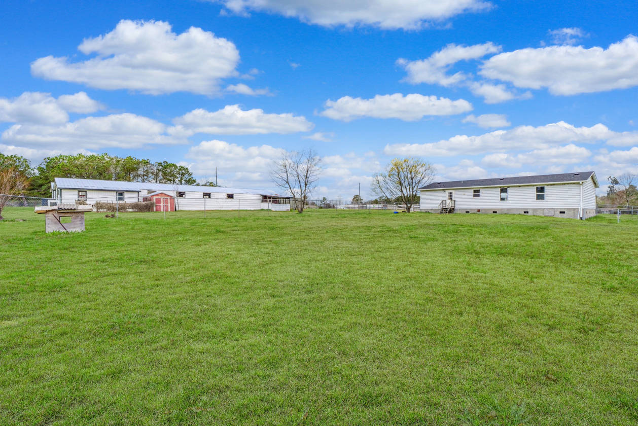 Over 25 ACRE Horse Farm in Eastern NC! Two 11Stall... Richlands