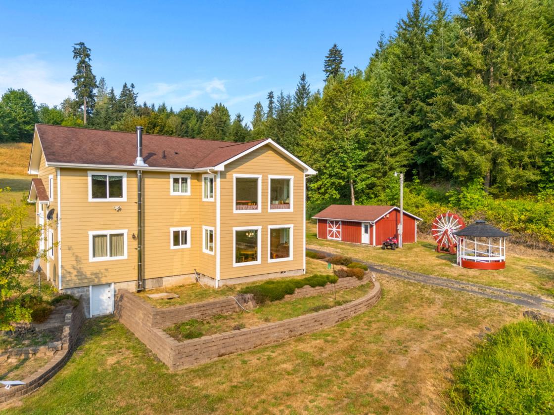 Pacific NW Secluded 75 Acre Homestead Ranch - photo 3
