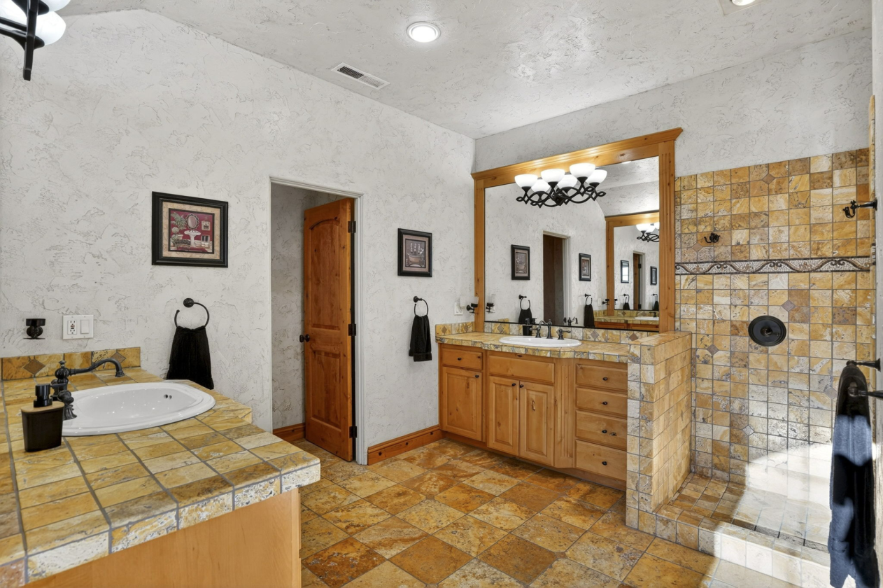 Custom Home on 10+Acres, Indoor Arena, 6 stalls - photo 14