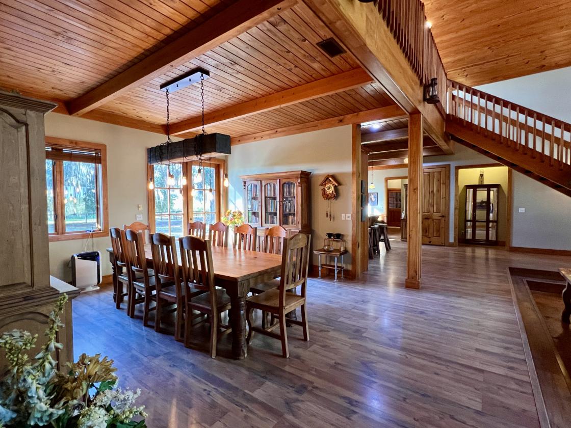 Gorgeous Island lot Estate - 5 stalls, 5 garages - photo 19
