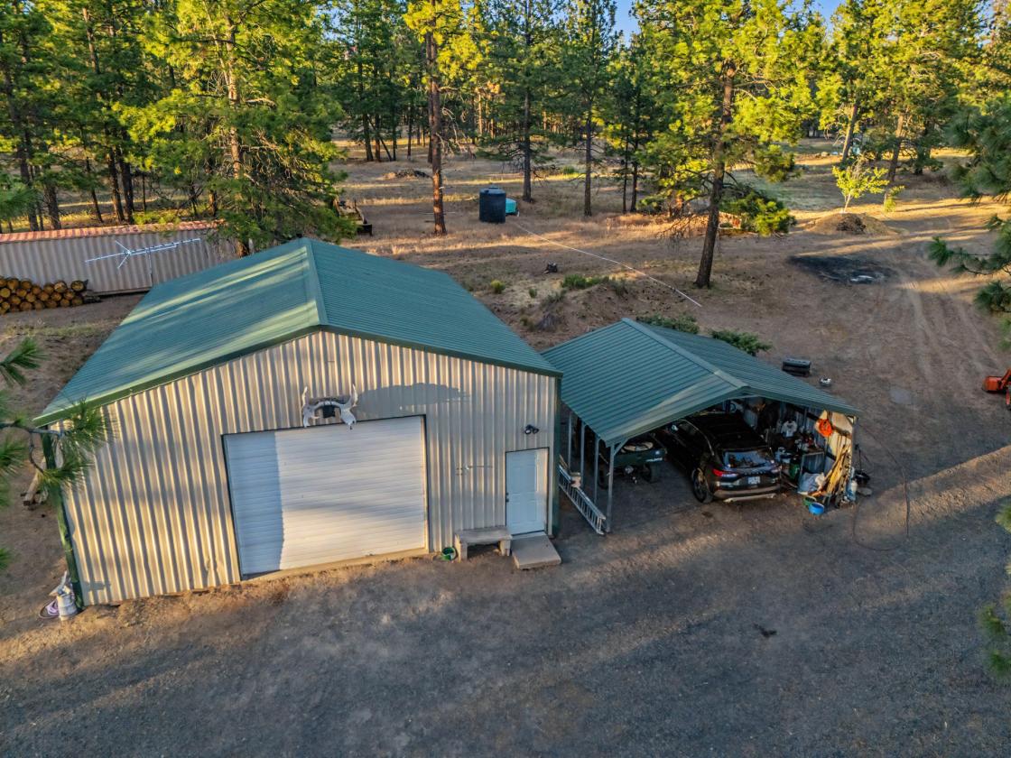 Stunning Log Home on 38.7 ac w/ barn & round pen - photo 21