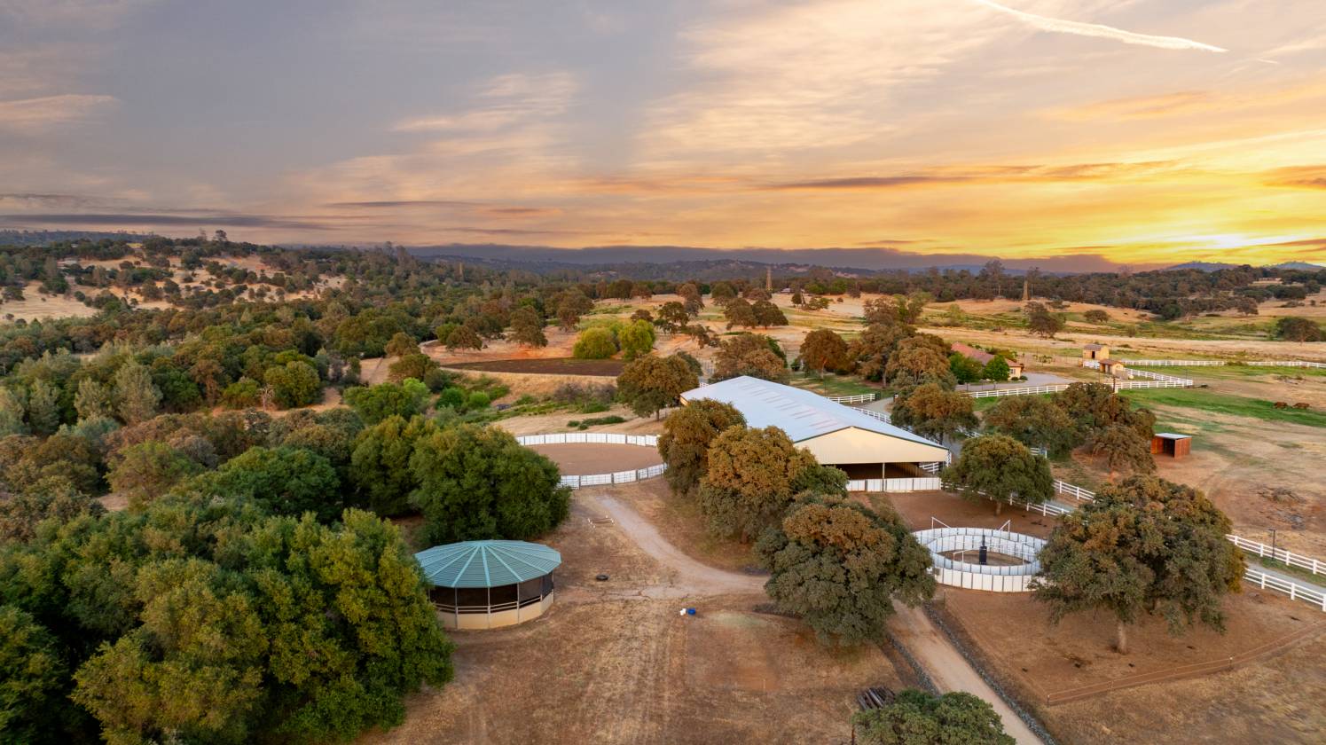 80 acre w/ 3-4 homes, 2 barns & 2 arenas +++ - photo 11