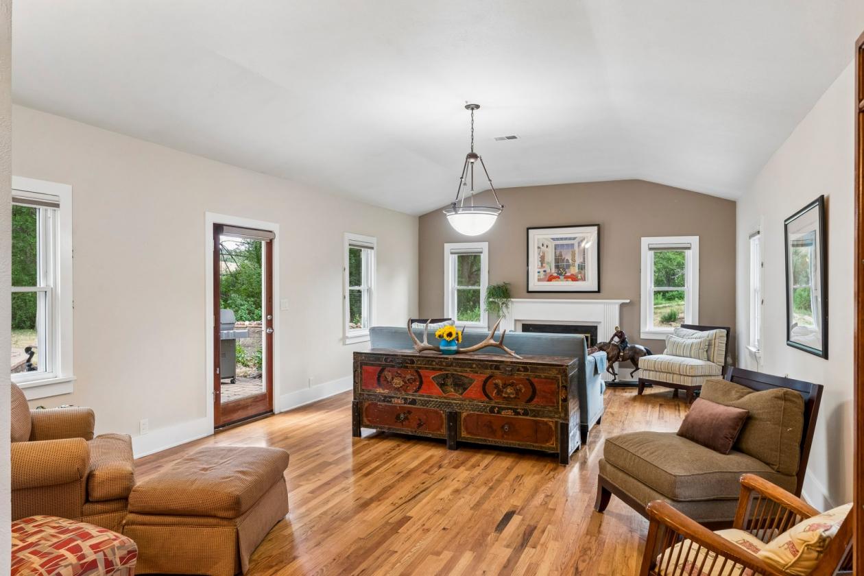 Remarkable horse property with beautiful pasture - photo 5