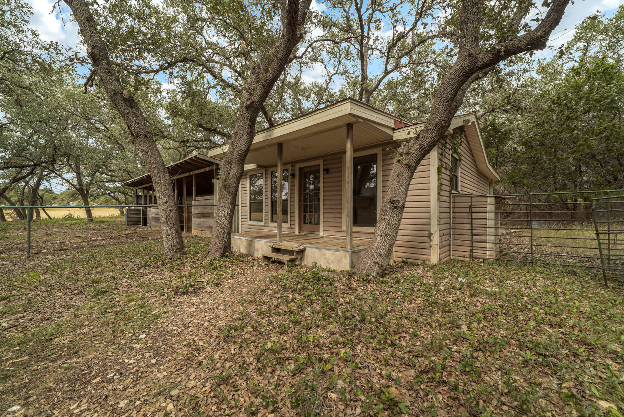 10+ Acres Horse Property with Texas Ranch Style Modern Farmhouse