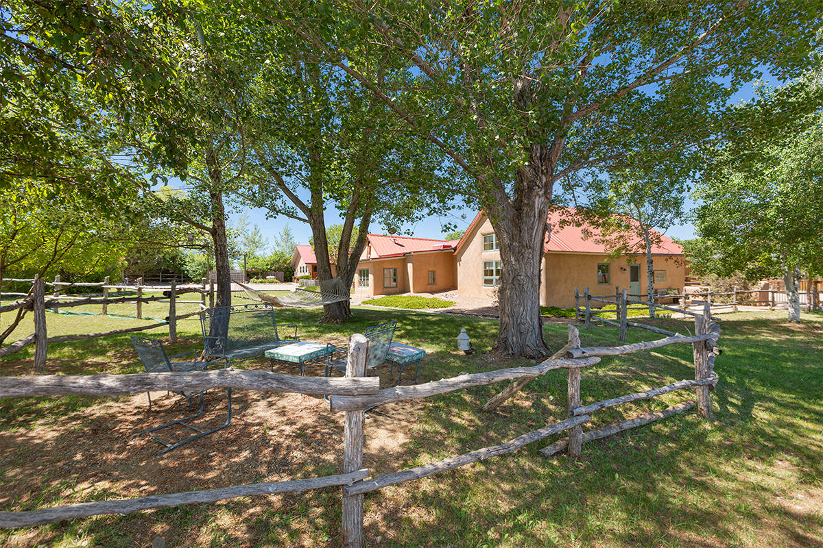 BEAUTIFUL FARMHOUSE AND HORSE PROPERTY! Arroyo Seco, Taos County, New