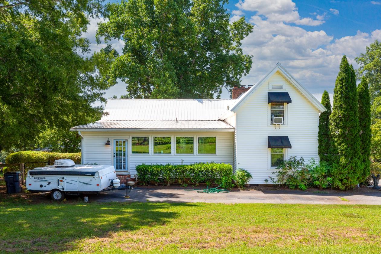 Gorgeous equestrian estate with 2 homes!! - photo 22