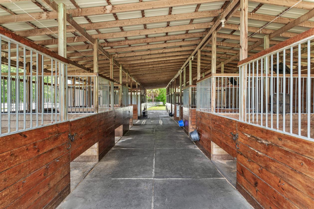Spectacular 20-Stall Equestrian Estate on 6.34 Ac - photo 27