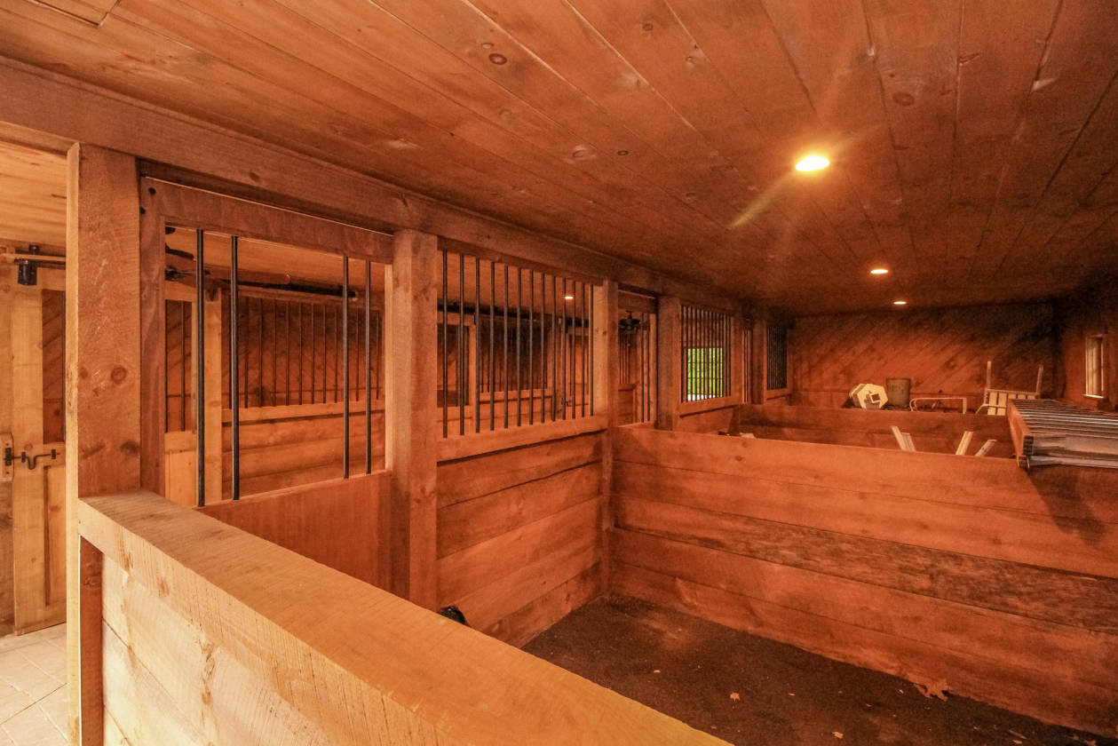 TRANQUIL COUNTRY ESTATE WITH NEW HORSE BARN AND STABLES Bethany, New