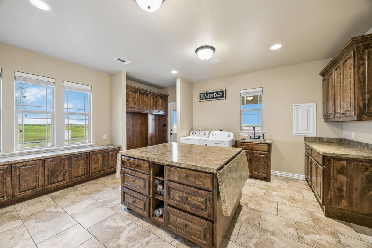 CUSTOM COUNTRY RETREAT ON 25 ACRES - photo 17