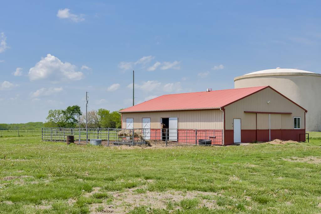 Exquisite Custom Ranch on 81.7 Acres - photo 9