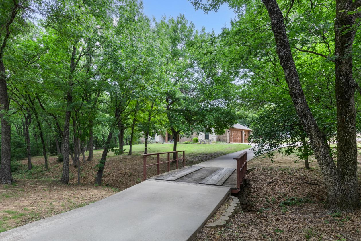 Luxury Ranch Retreat on 11.66 Acres near Dallas - photo 2