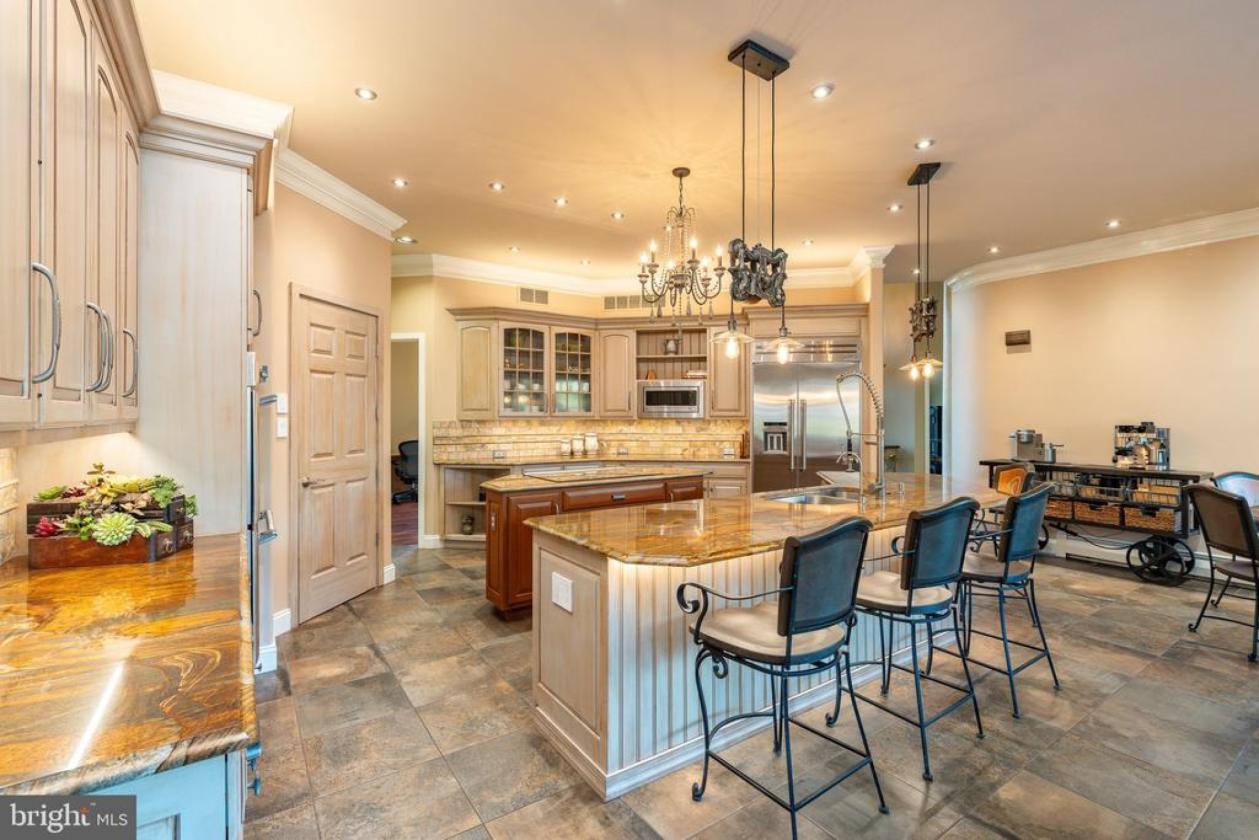 Luxury Equestrian Estate with 4-Stall Barn & Arena - photo 9