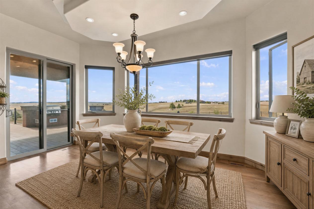 Gorgeous Mountain Contemporary Home on 35 Acres - photo 9