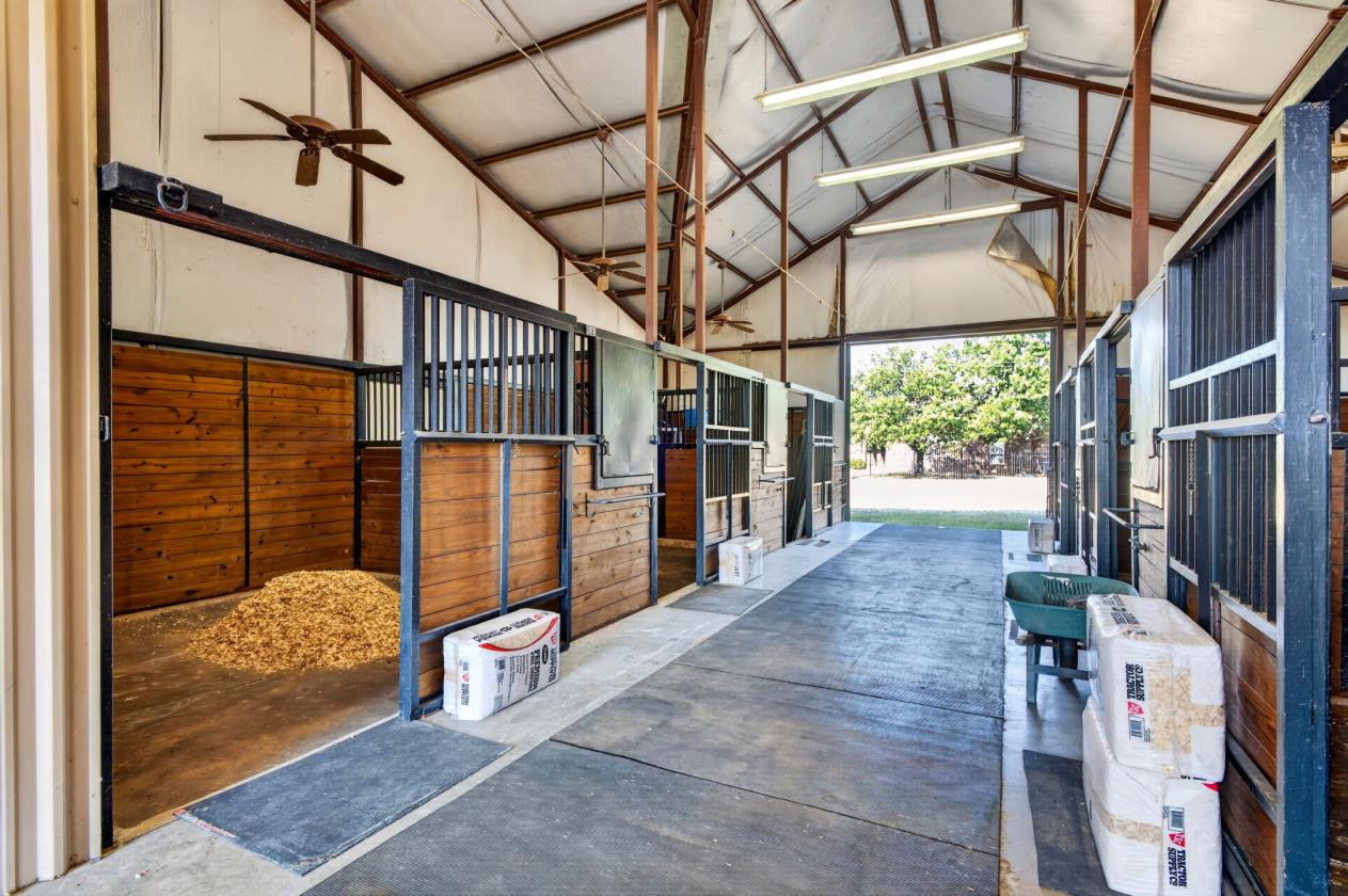 18 Acres, 3 Barns, Training Arena, 3 Residences - photo 7