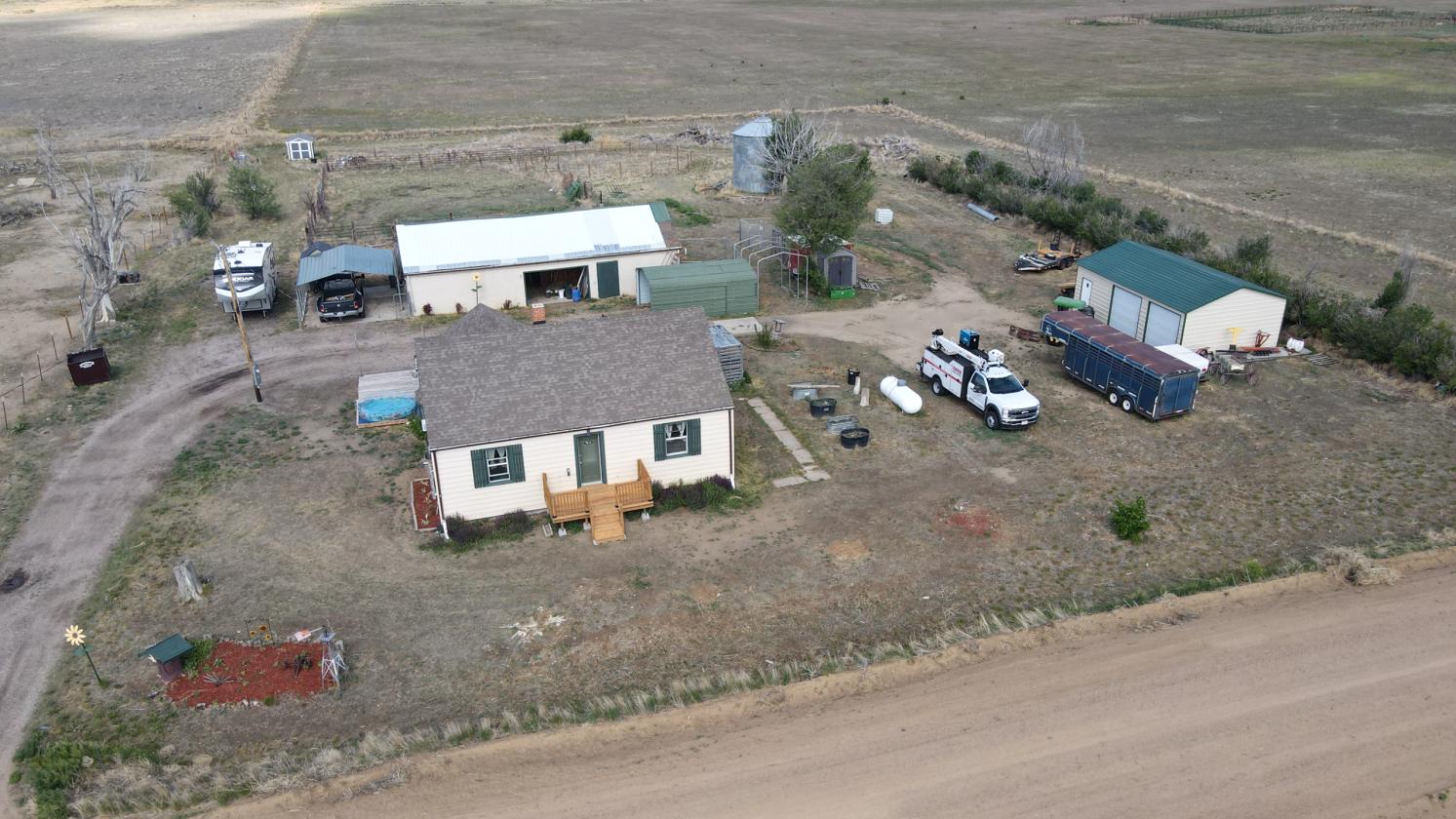 Peaceful Country Lifestyle on 2.5 Acres - photo 3