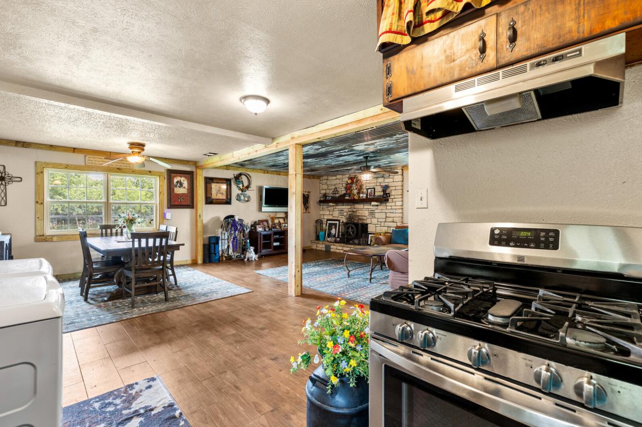 Horse property with gorgeous views - photo 13