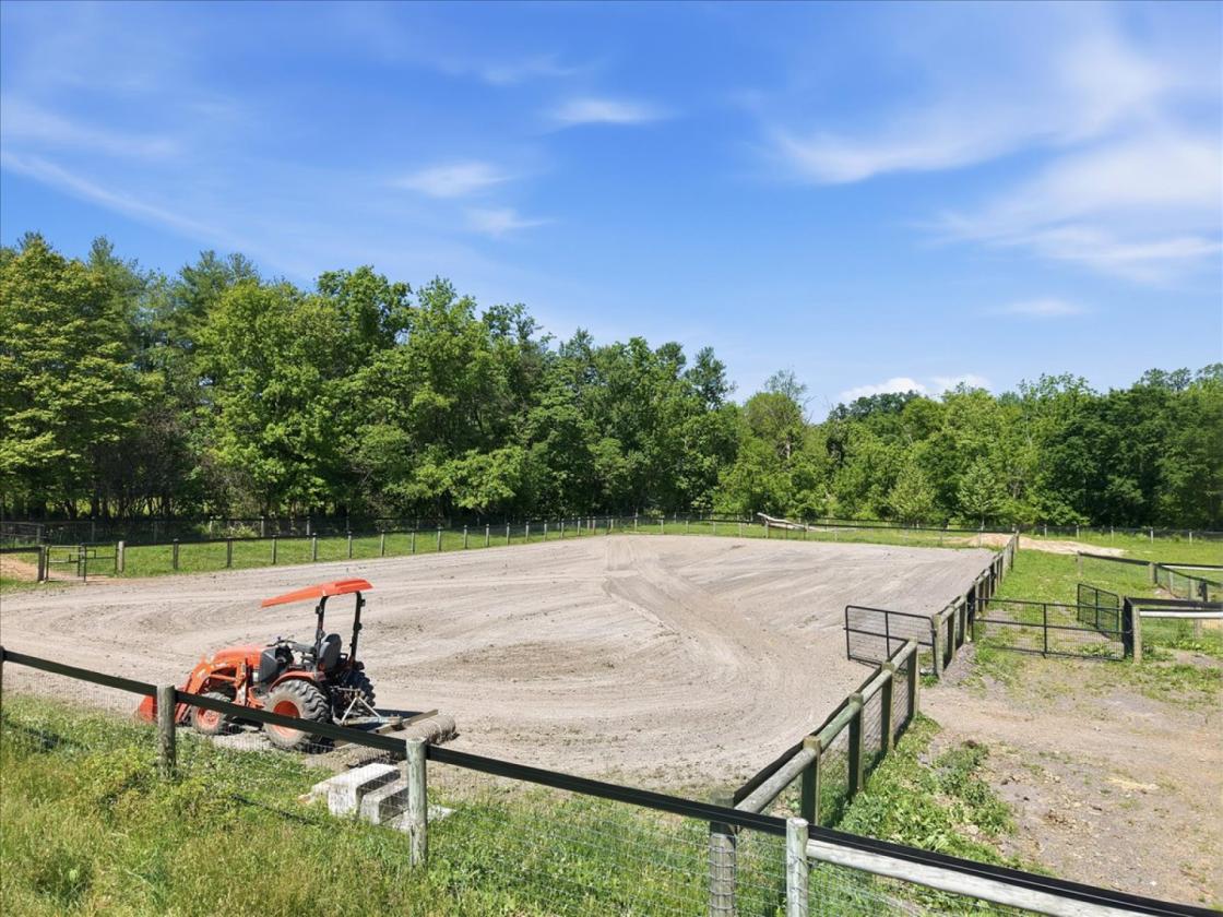 Equestrian estate w/ luxury barn & carriage house - photo 23