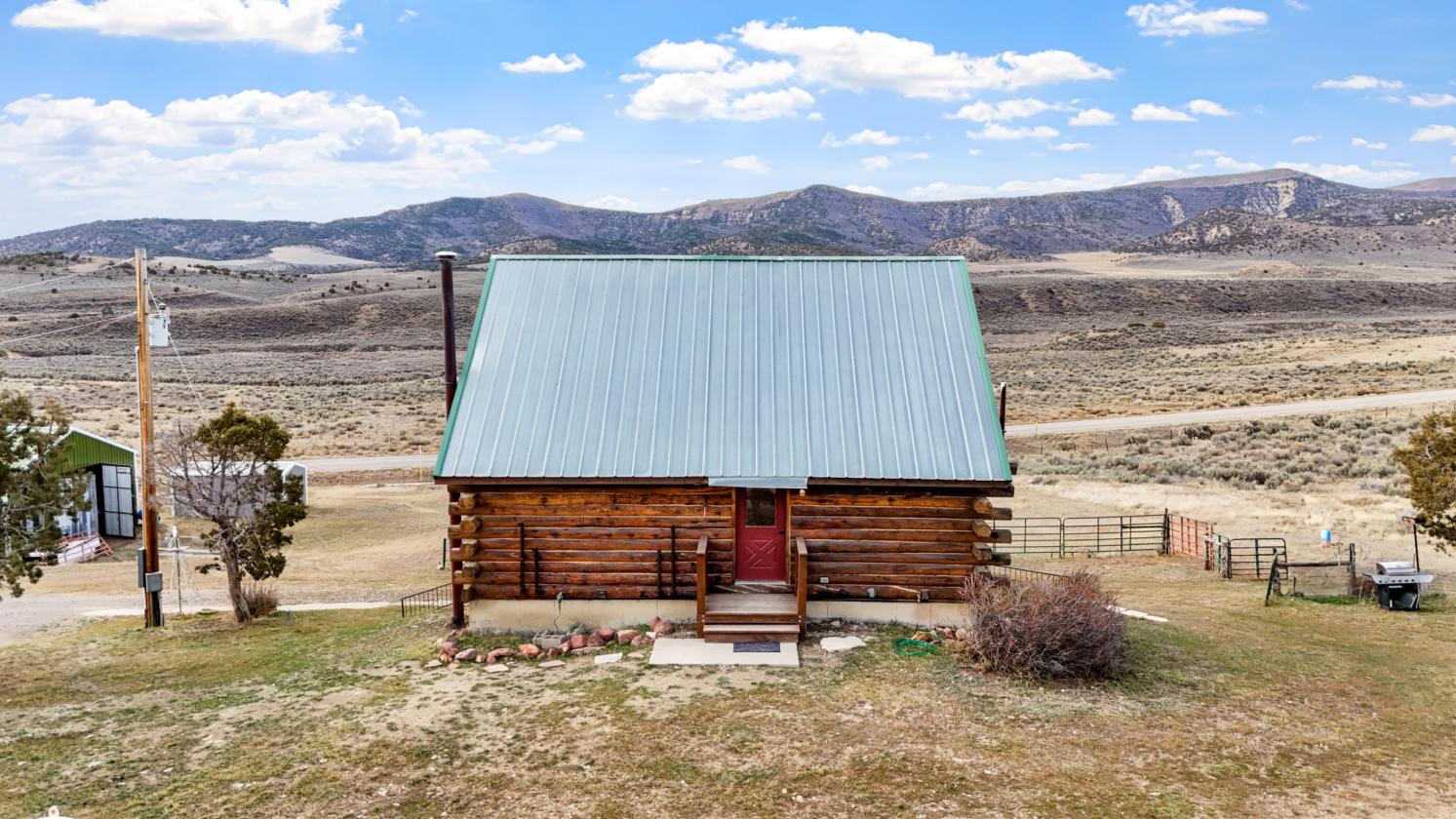 Rustic Log Cabin with Panoramic Views - photo 4