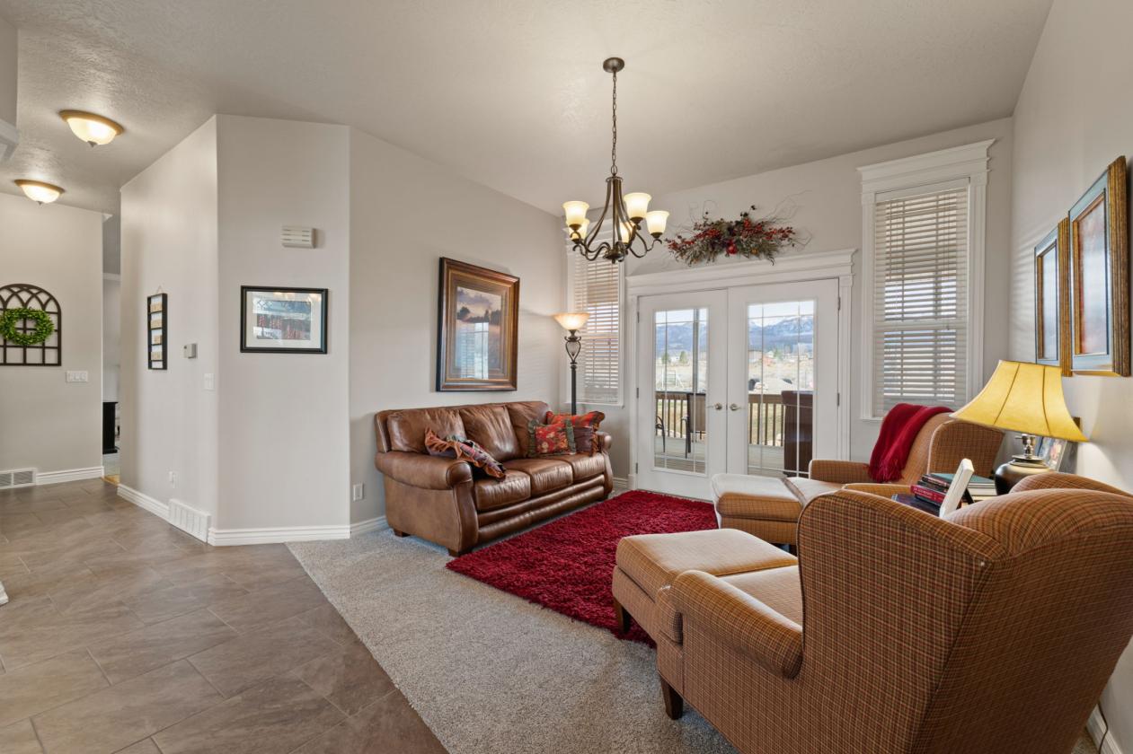 A Rare Blend of Luxury, Land & Lifestyle - photo 9