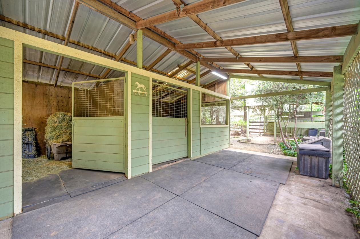 NEW PRICE! 3 bed, 2 bath, covered arena, 22 stalls - photo 20