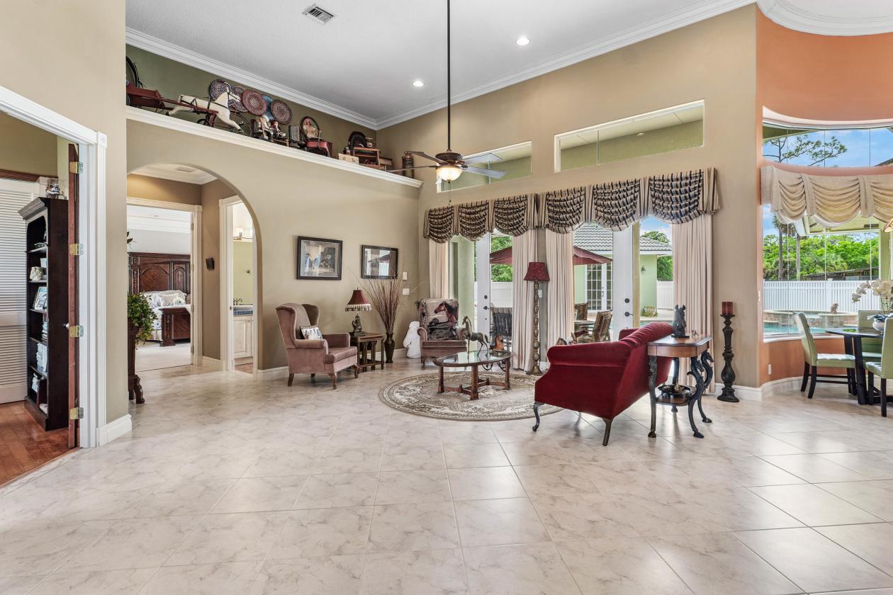 Spectacular 20-Stall Equestrian Estate on 6.34 Ac - photo 7