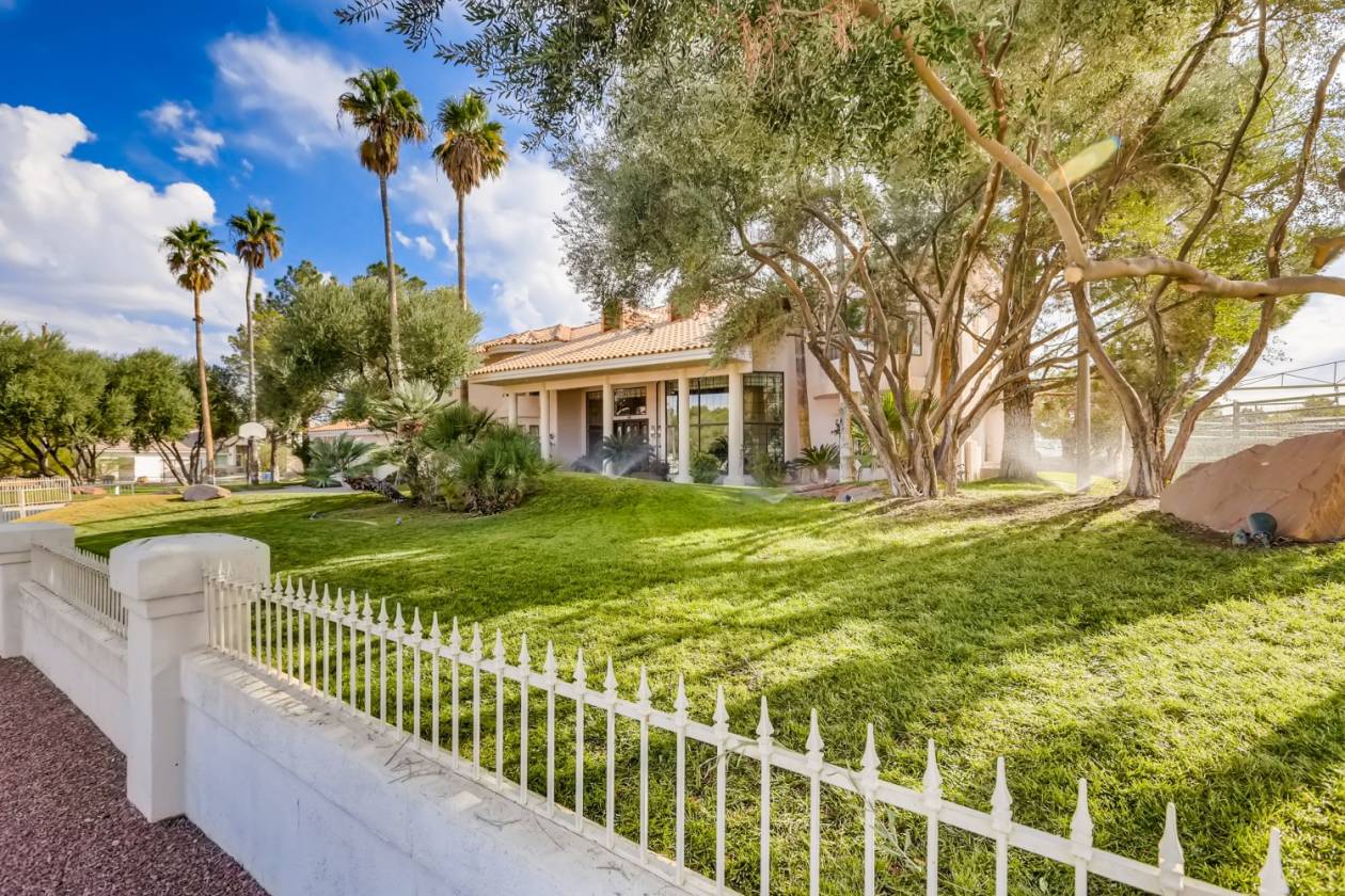 AMAZING STATELY EQUESTRIAN HOME ON 1.99 ACRES Las Vegas, Clark County, Nevada
