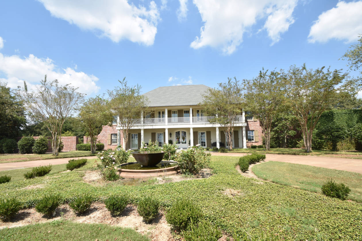 Luxury Equestrian Estate on beautiful Wolf Lake in MS Yazoo City