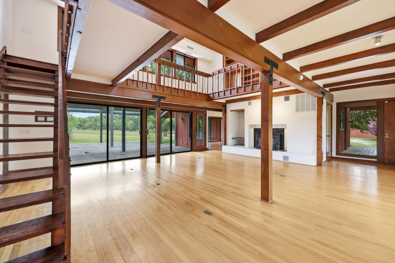 Grand Modern Farmhouse & Barn on almost 30 acres - photo 13