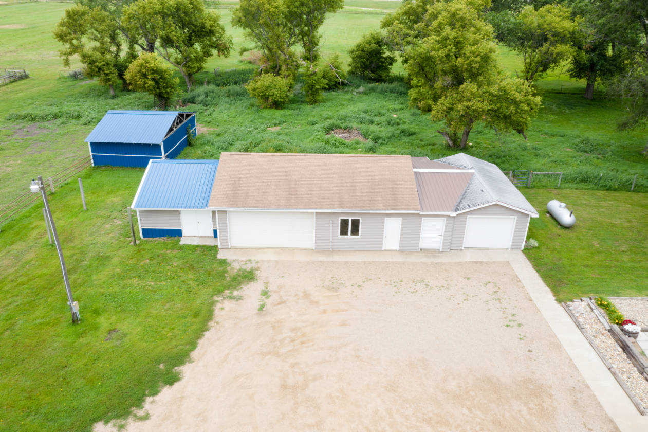 16.34 ACRE HORSE FARM 7000 SQ FT COVERALL BARN &... Watertown