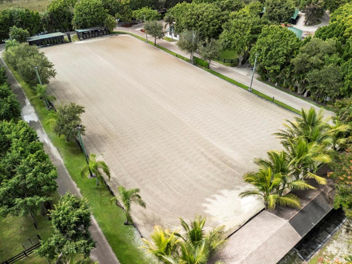 Horse Farm 11 Acres w/ 50 Stalls + groom cottages - photo 4