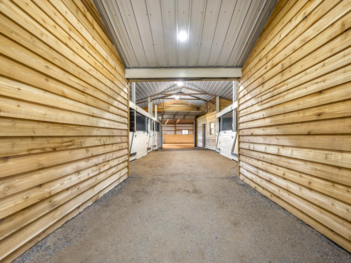 Luxury Horse Farm | 29 Stalls | Indoor Arena - photo 21