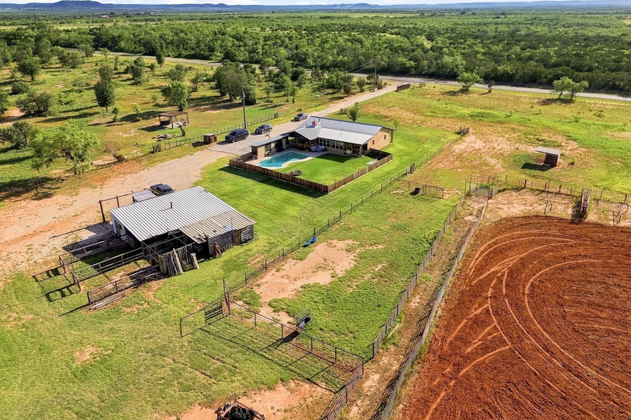 West Texas paradise with pool, barn & arena! - photo 4