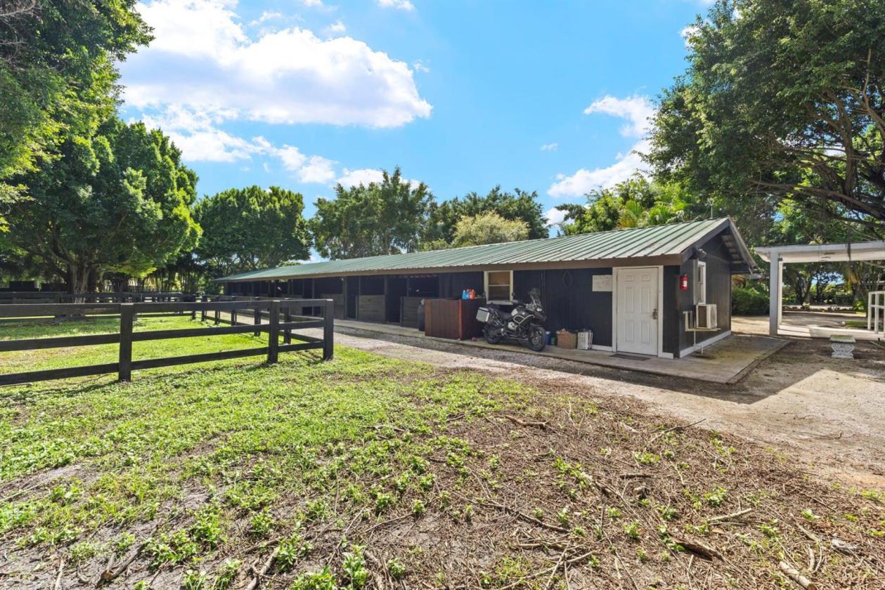 Horse Farm 11 Acres w/ 50 Stalls + groom cottages - photo 13