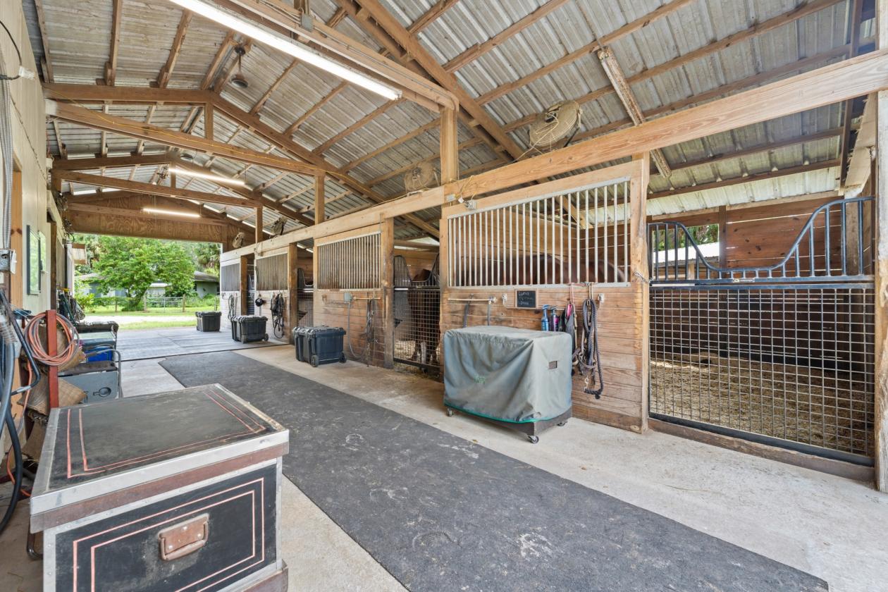 For the Horse Professional - 21 stalls/arena/pool - photo 7