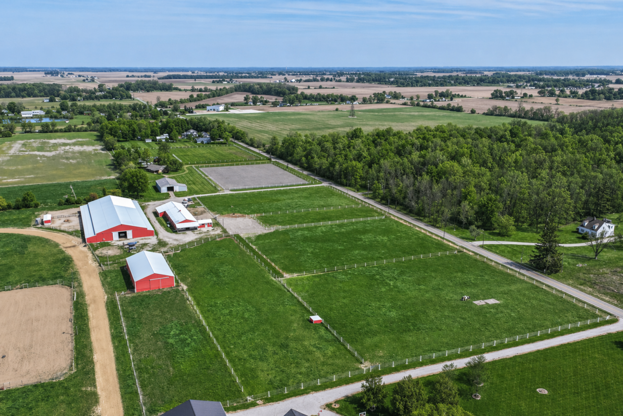 26 -Ac Horse Facility - Apartment, Lounge, etc - photo 4