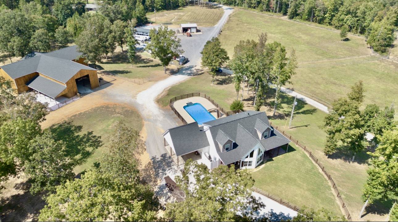 Dream Horse Facility: Custom Home, Arena & More - photo 1