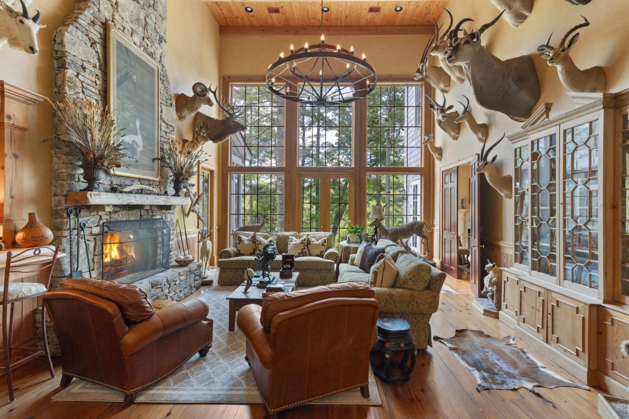 Luxury Equestrian Estate Bordering National Forest - photo 9