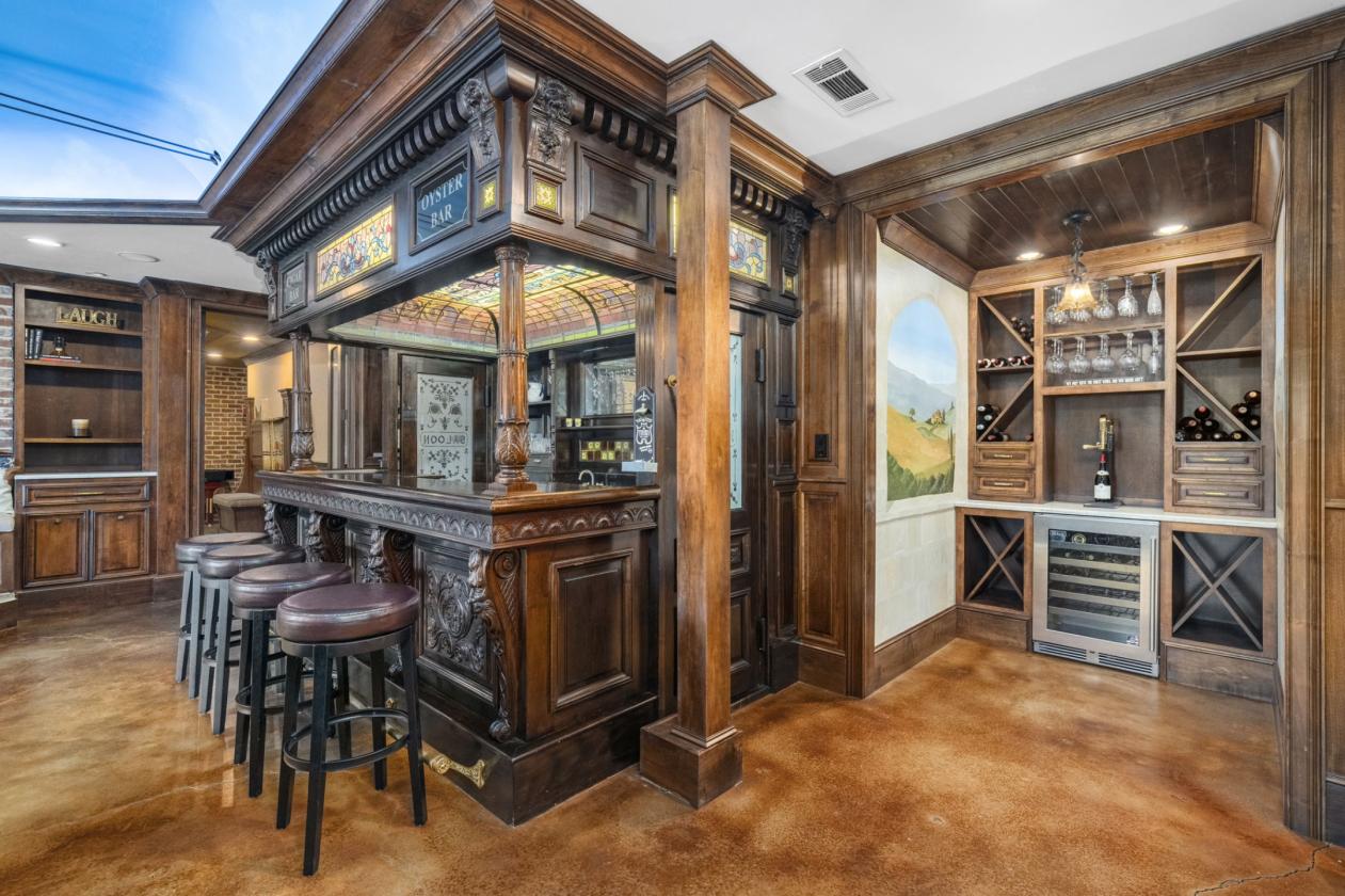Luxury Estate on 2022 Acres with Helicopter Hangar - photo 23