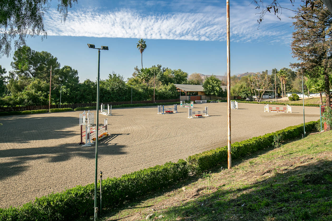LOS ANGELES Own a 5Acre, 60Stall Horse Farm in... Los Angeles