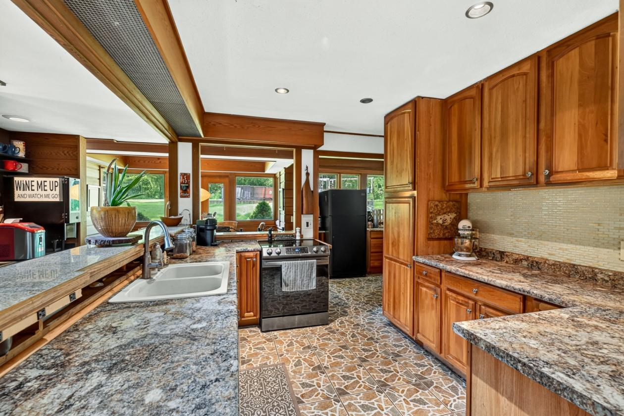 Private Country Oasis on 7.5 Acres - photo 11