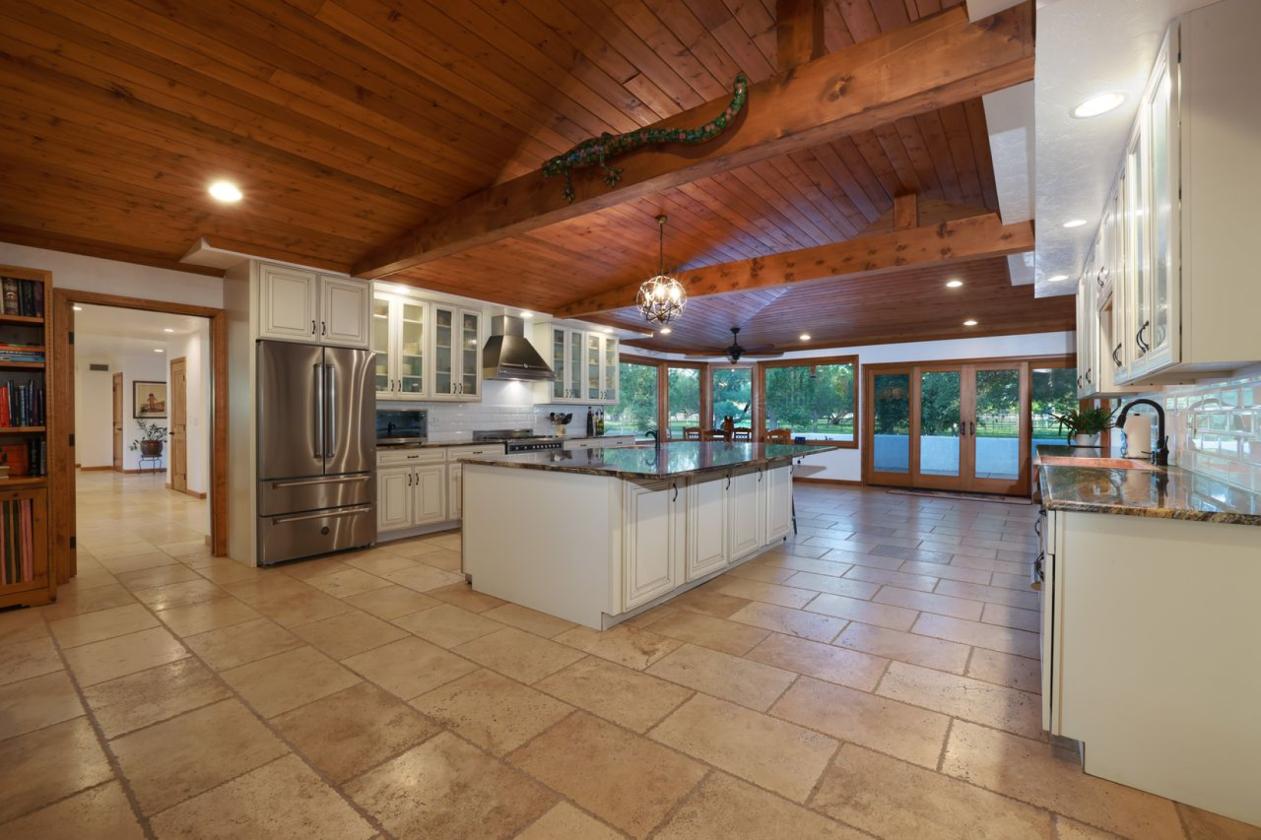 Elegant Custom Home with Grass Pastures - photo 15